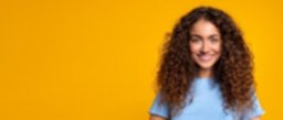 mujer-cabello-rizado-sonriente-f.jpg